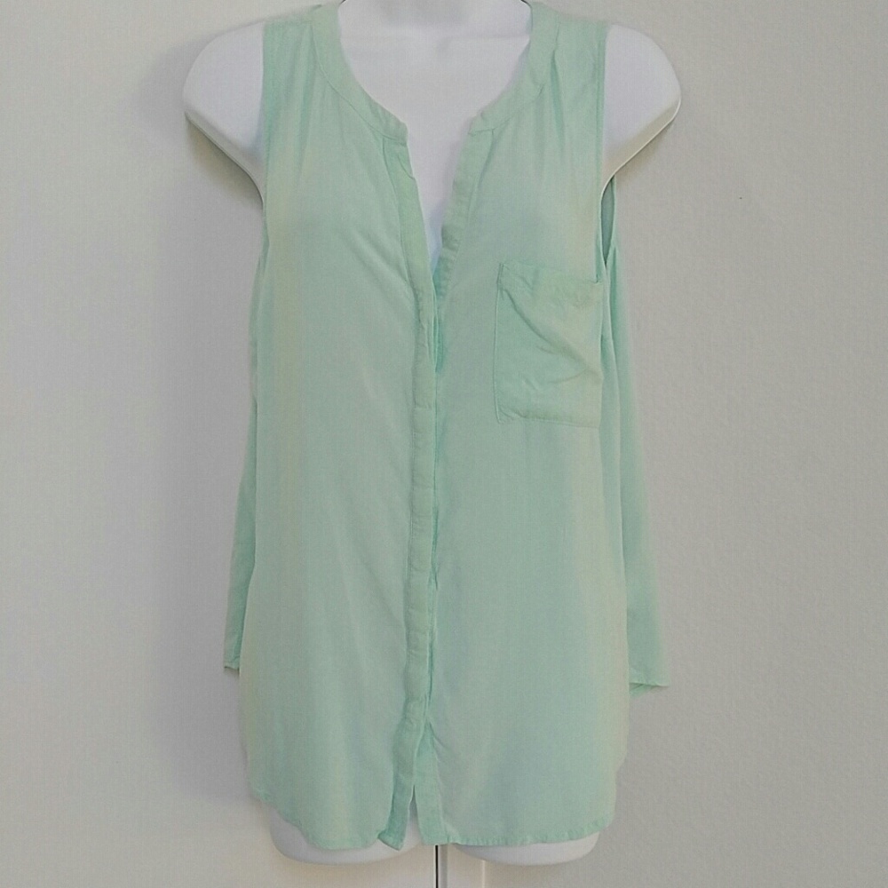 Mint green Old Navy sleeveless shirt. Size L